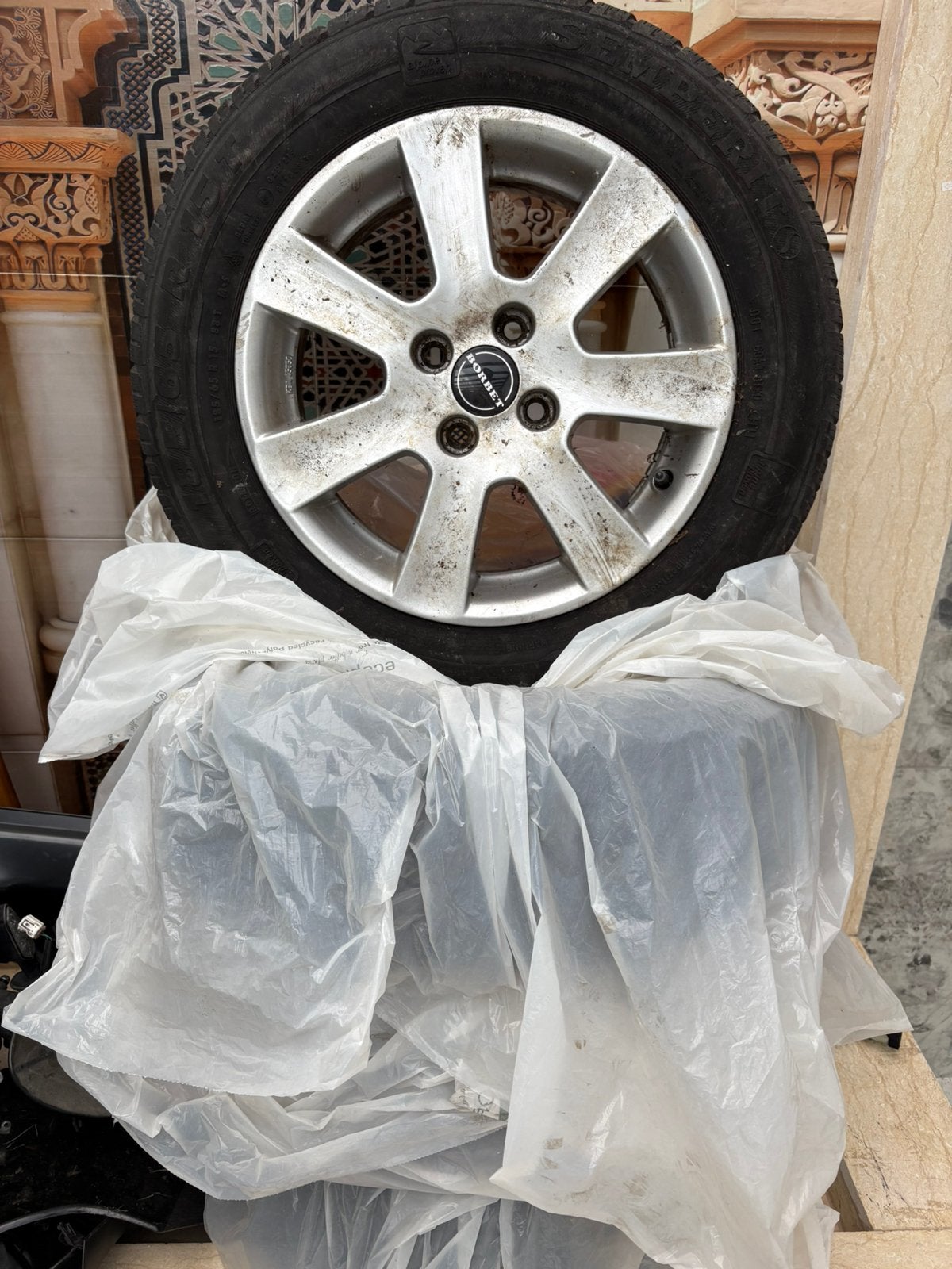 Jante aluminium avec pneu d'hiver 185/65 R15 88T — Bon état, Autos : Pièces & Accessoires, Pneus & Jantes, 15 pouces, Enlèvement