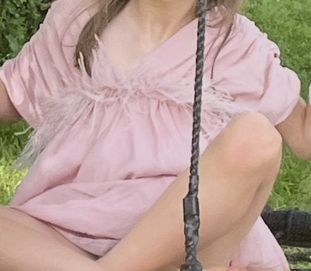 Roze jurk in heel mooie soepele stof met pluimpjes, maat 134, Kinderen en Baby's, Meisje, Ophalen of Verzenden, Zo goed als nieuw