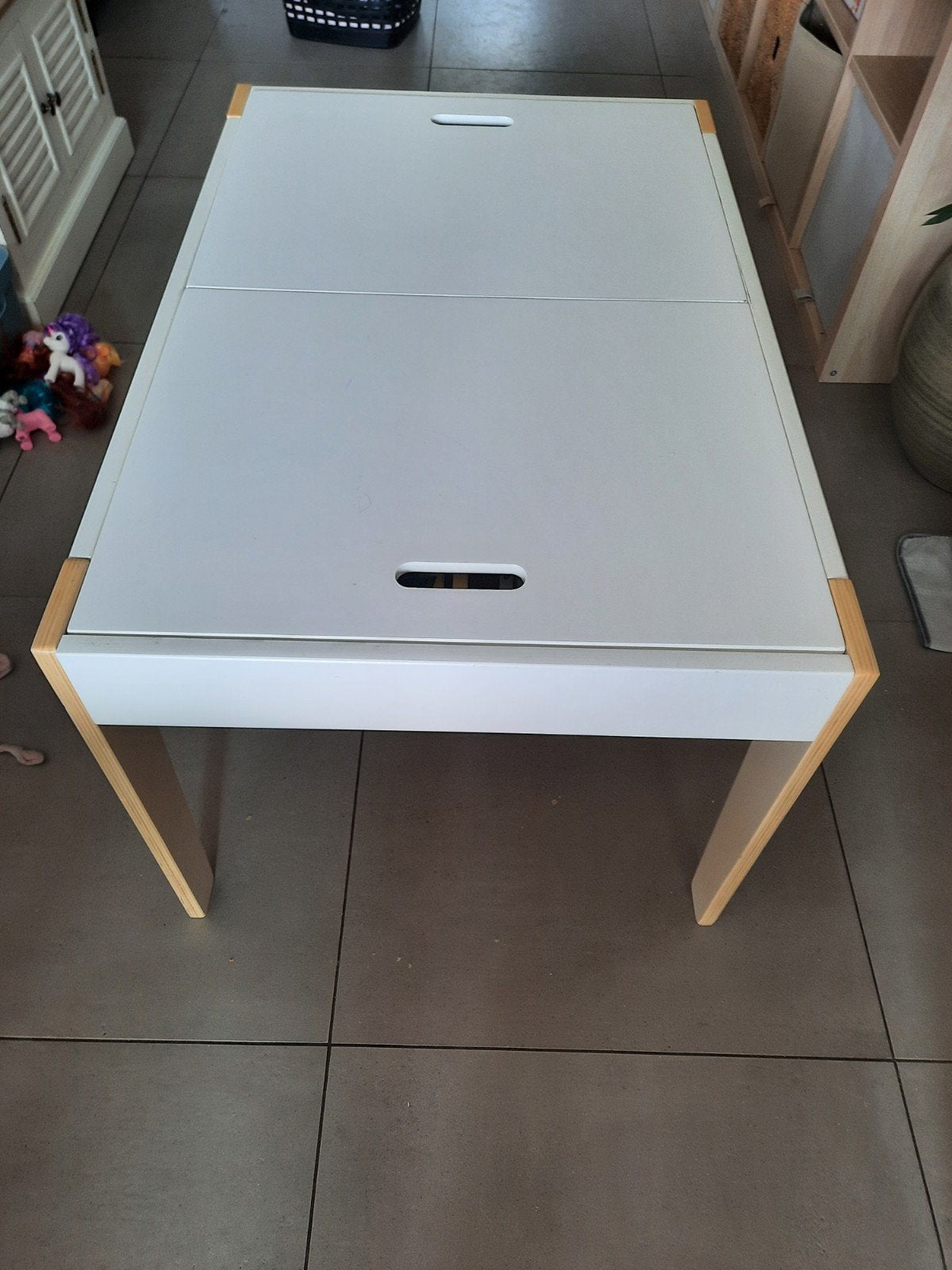 kindertafel met opbergvakken en 2 stoelen, Kinderen en Baby's, Ophalen, Stoel(en)