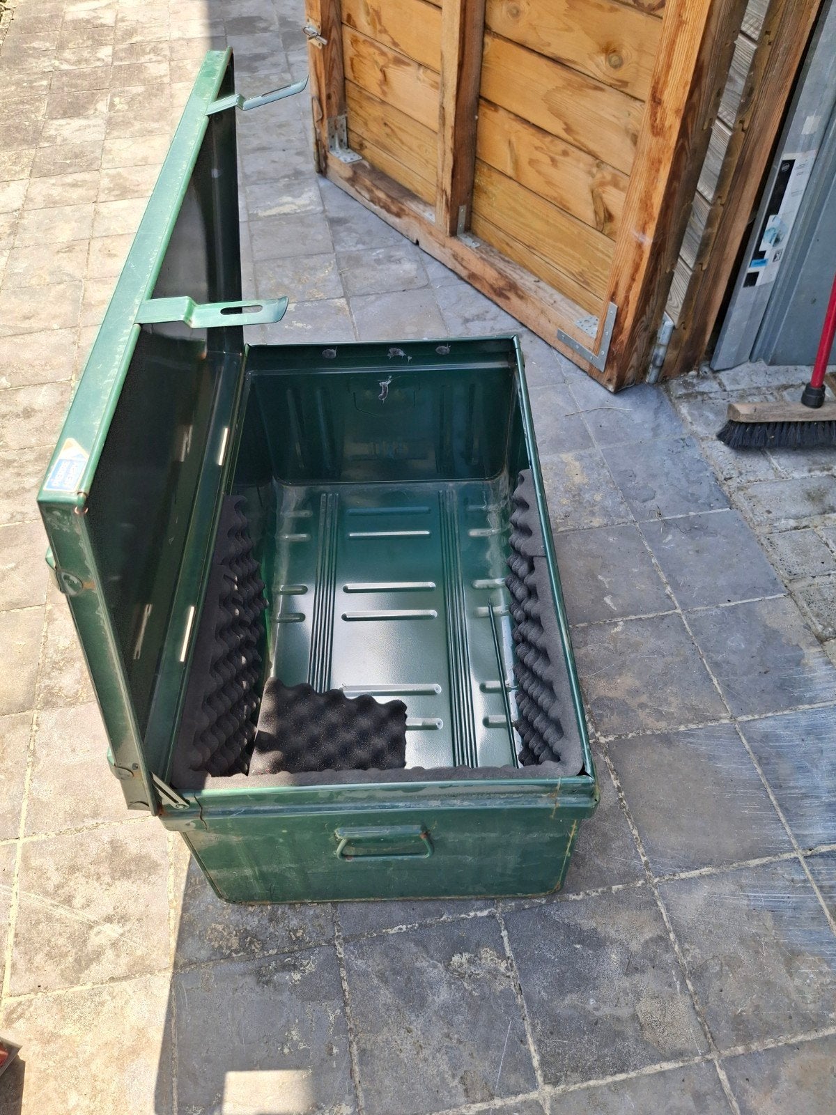 Metalen 1 en houten koffers 2, Ophalen