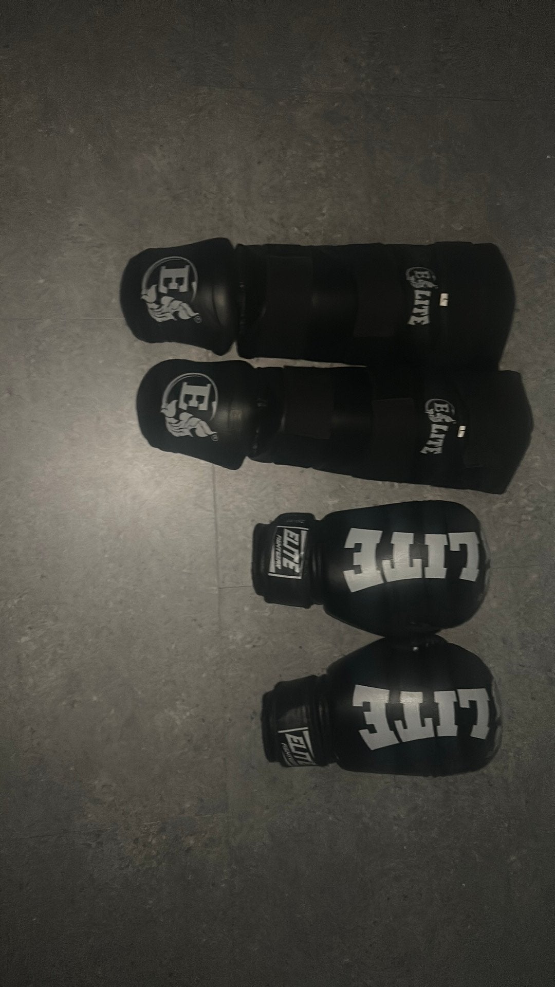 Kickbox hanschoenen en voetbeschermer, Sport en Fitness, Ophalen, Zo goed als nieuw