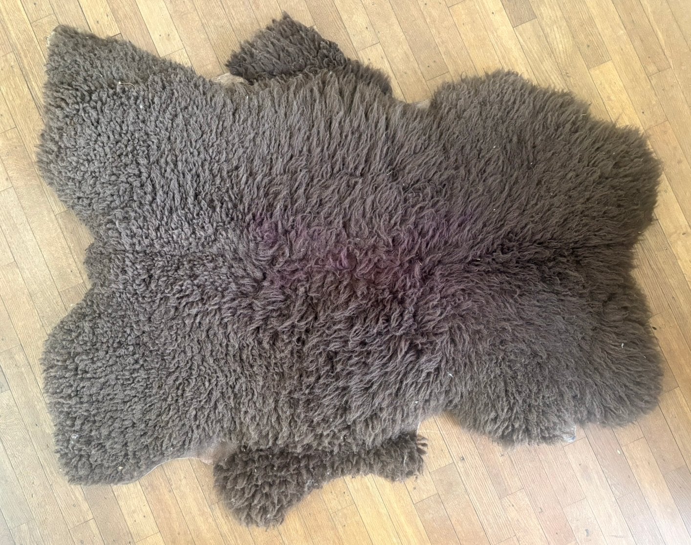 Grote echte schapenvacht donkerbruin 100x80 cm, Huis en Inrichting, Woonaccessoires | Plaids en Woondekens, Zo goed als nieuw
