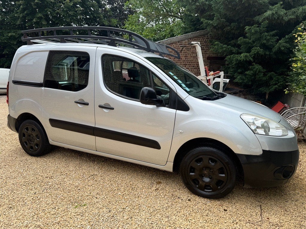 PEUGEOT PARTNER 1600 BENZINE NUTSBEDRIJF 1 JAAR GARANTIE, Auto's, Bestelwagens en Lichte vracht, Voorwielaandrijving, Euro 5, Stof