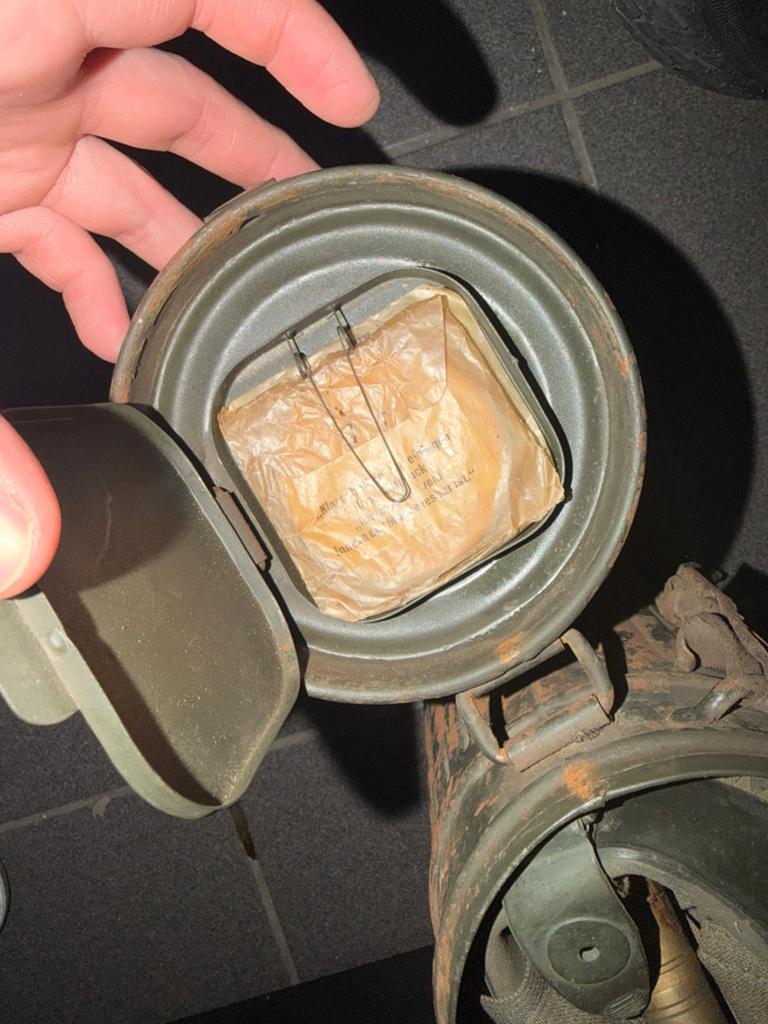 Gasmasker met koker en aansteker, Verzamelen, Ophalen