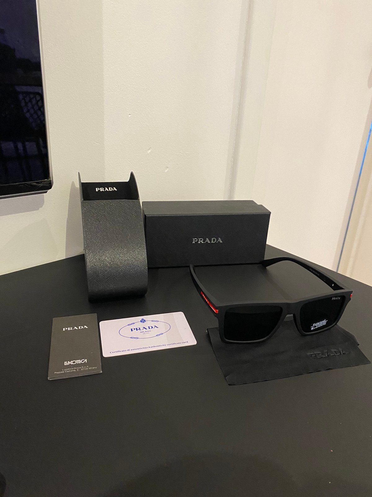 Lunettes de soleil Prada de luxe : modernes et complètes, Comme neuf, Lunettes, Noir, Prada