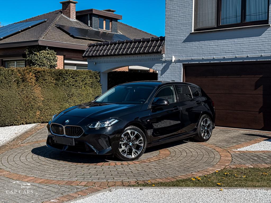BMW 116i M Sport Design/Black/LED/Camera/Driving Ass./NIEUW, 4 deurs, Zwart, Bedrijf, 5 zetels