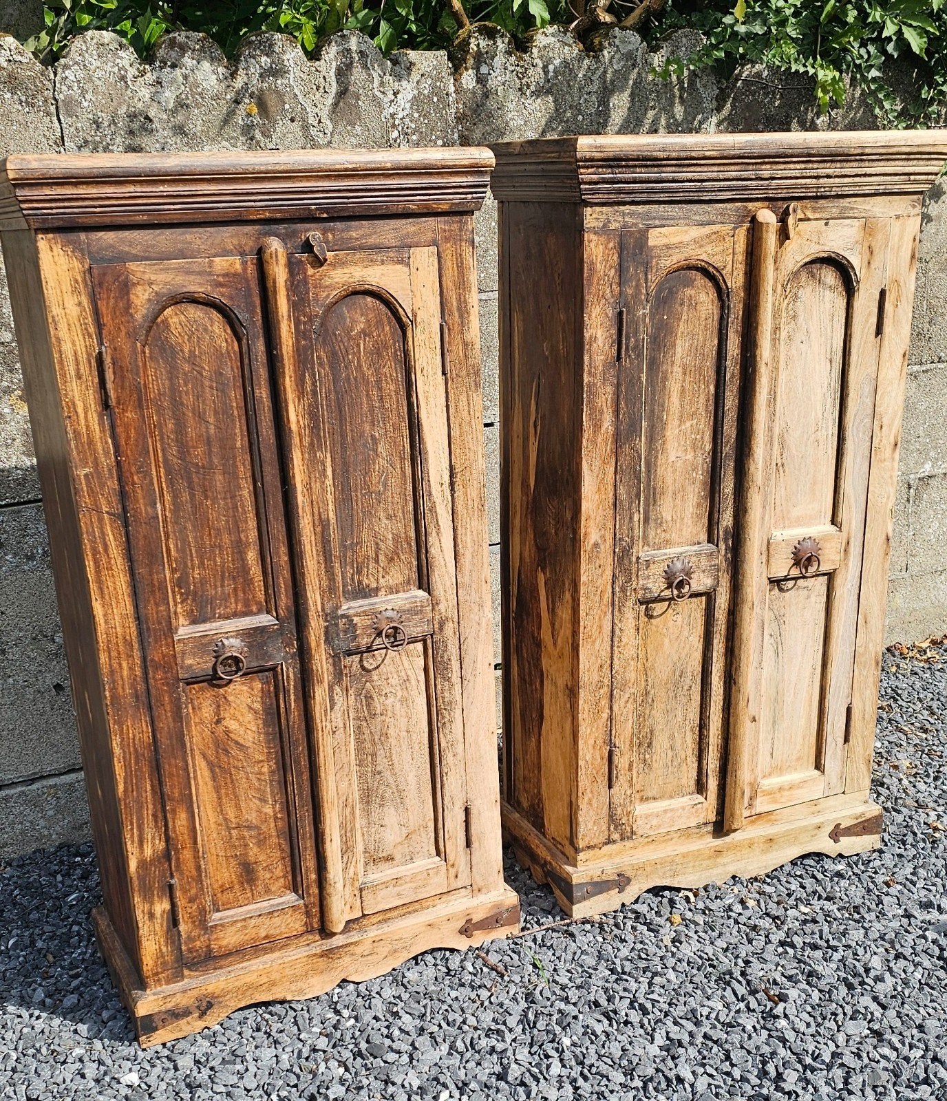 2 Armoires rustiques en bois massif sculpté (136x71x38 cm), Enlèvement