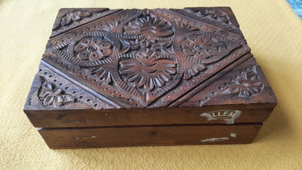 Willem II vintage gesneden houten sigarenkistje, Verzamelen, Rookartikelen, Aanstekers en Luciferdoosjes, Gebruikt, Overige typen
