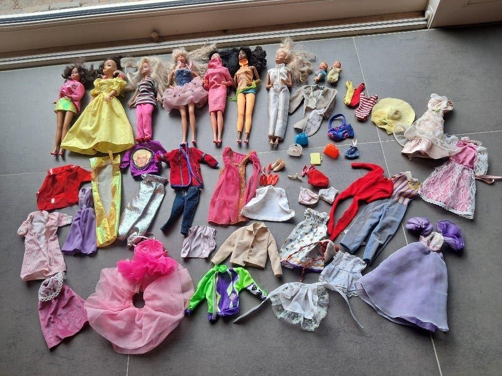 barbies en andere poppen, 2 baby's + kleding (+ keuken), Kinderen en Baby's, Ophalen of Verzenden, Gebruikt, Barbie