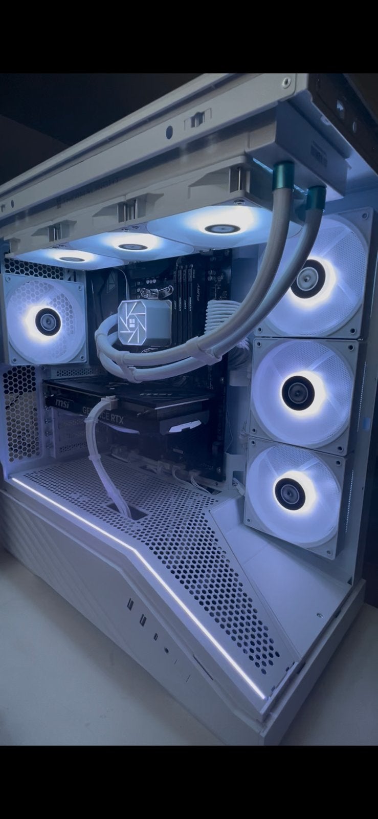 (Lian li) High-end Witte Gaming pc: rtx 4070, Computers en Software, Desktop Pc's, Zo goed als nieuw, 4 Ghz of meer, SSD, 32 GB
