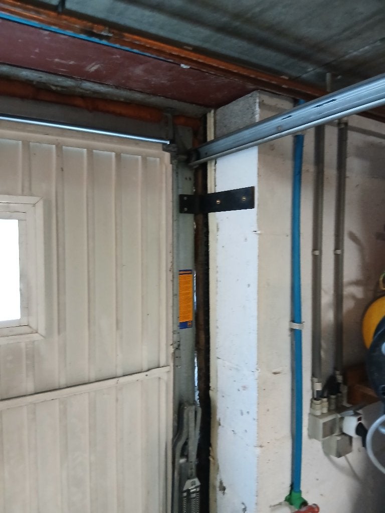 Porte de garage automatisée avec télécommande