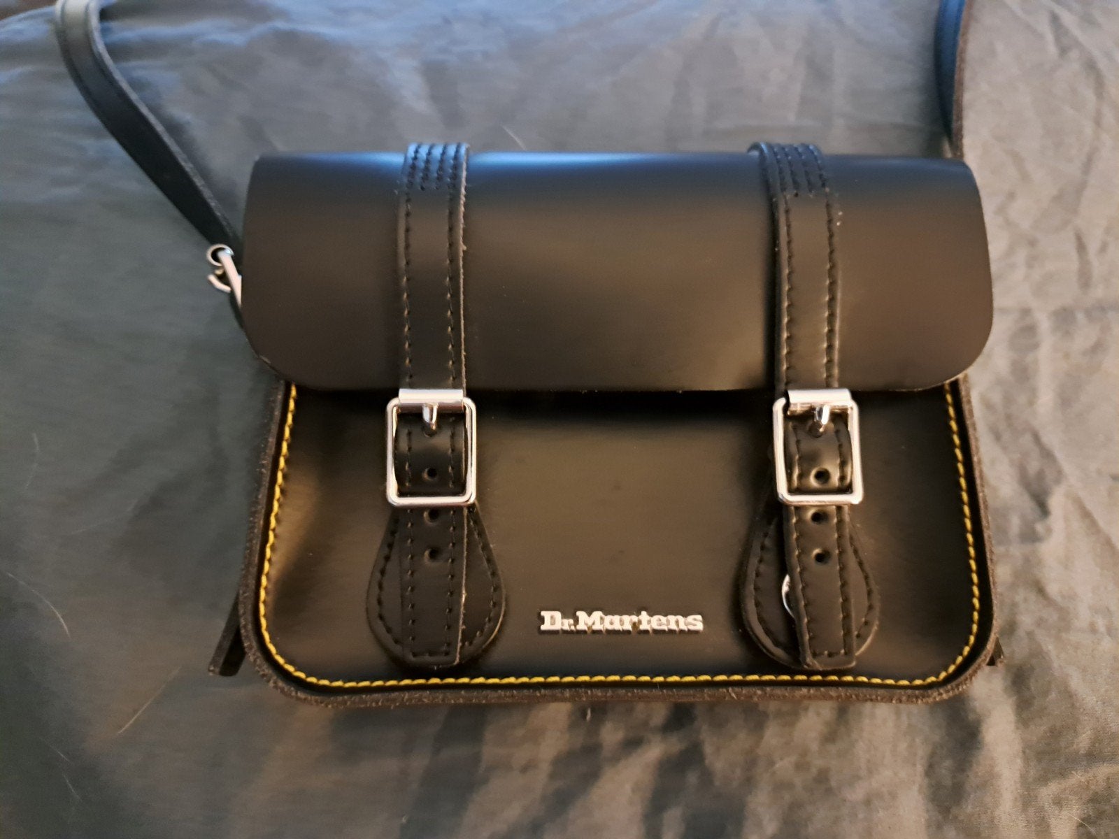 zwart dr martens handtasje 
Le, Handtassen en Accessoires, Tassen | Schoudertassen, Zwart, Zo goed als nieuw, Leer, Ophalen