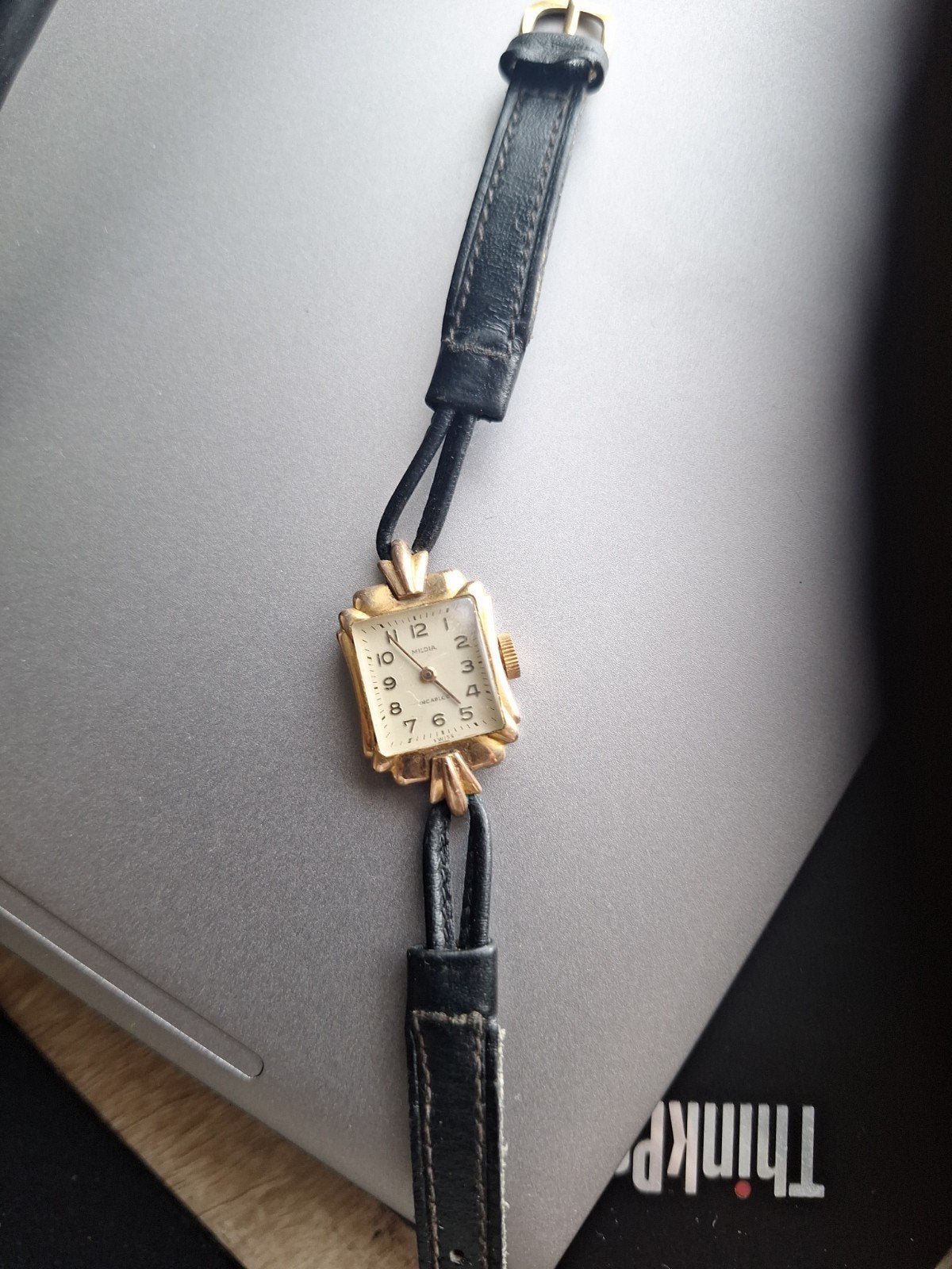 Dames horloge Midola, Enlèvement