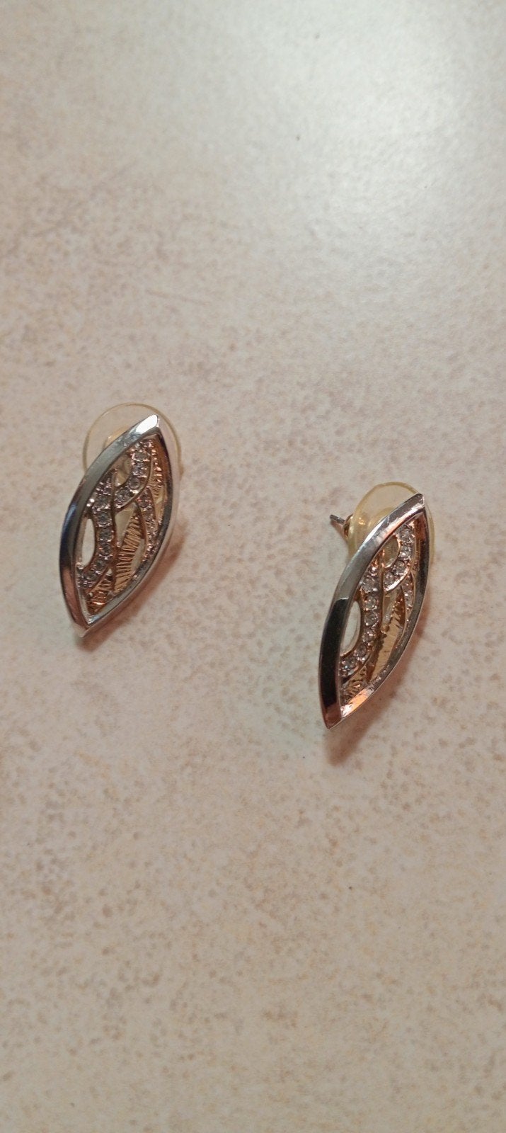 Bijou - paire de boucles d'oreilles plaquées or ornées, Ophalen of Verzenden, Zo goed als nieuw, Met edelsteen, Knopjes of Stekers