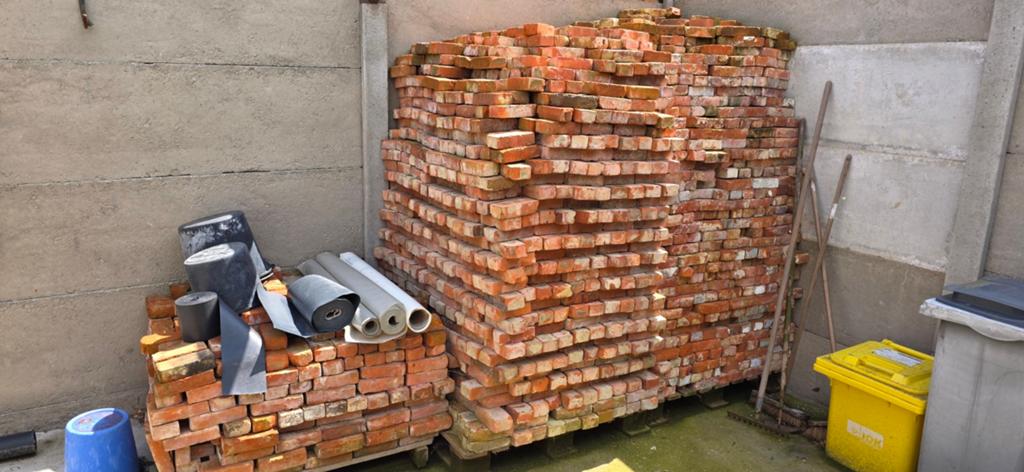 Oude Beerse gevelsteen +- 4000 stuks, Enlèvement