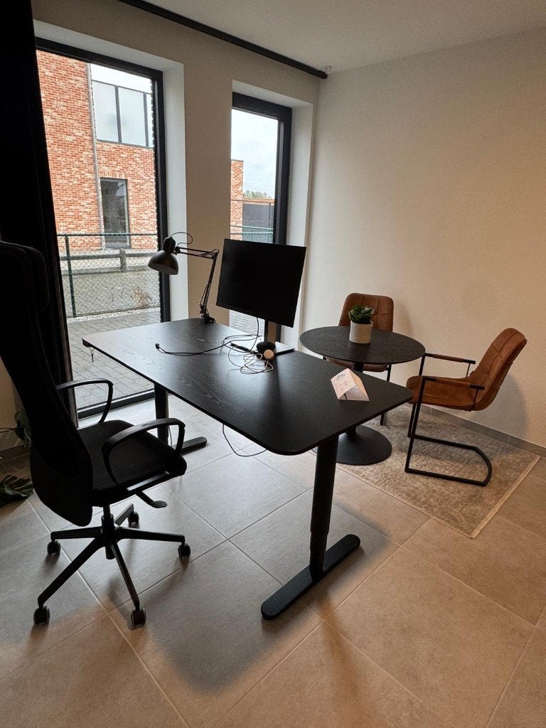 Zwarte verstelbare elektrische bureau, Huis en Inrichting, Ophalen, Elektrisch, Gebruikt, Hout