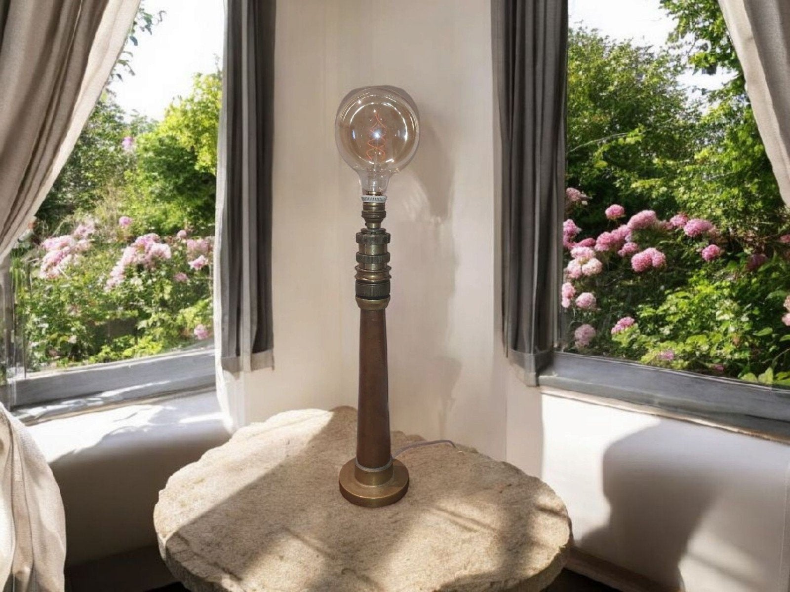 Unieke vintage lamp – brandweerslang koppeling

Bijzondere e, Antiek en Kunst, Ophalen of Verzenden