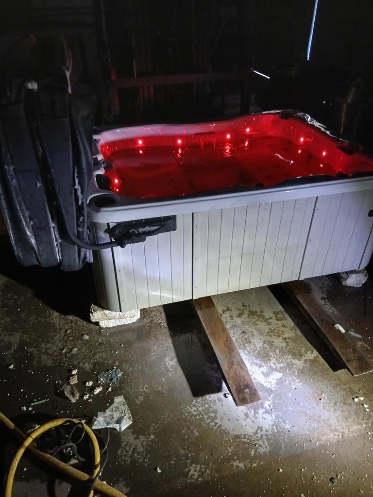 Jacuzzi gratis geleverd geplaatst, Ophalen of Verzenden