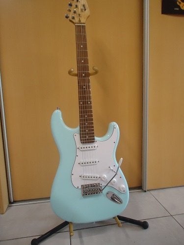 STRATOCASTER Daphne Blue, Musique & Instruments, Instruments à corde | Guitares | Électriques, Enlèvement, Comme neuf, Solid body