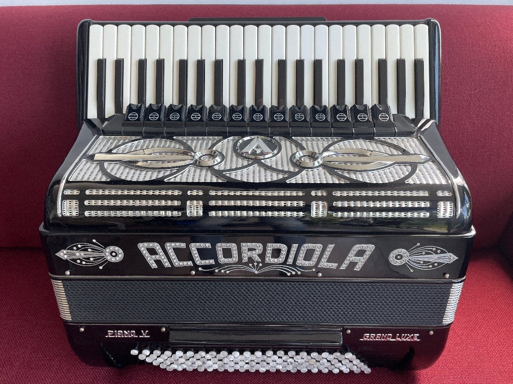 Accordiola Piano V accordeon . Cassotto .5 chörig ., Muziek en Instrumenten, Accordeons, Met koffer, 120-bas, Toetsaccordeon, Ophalen of Verzenden