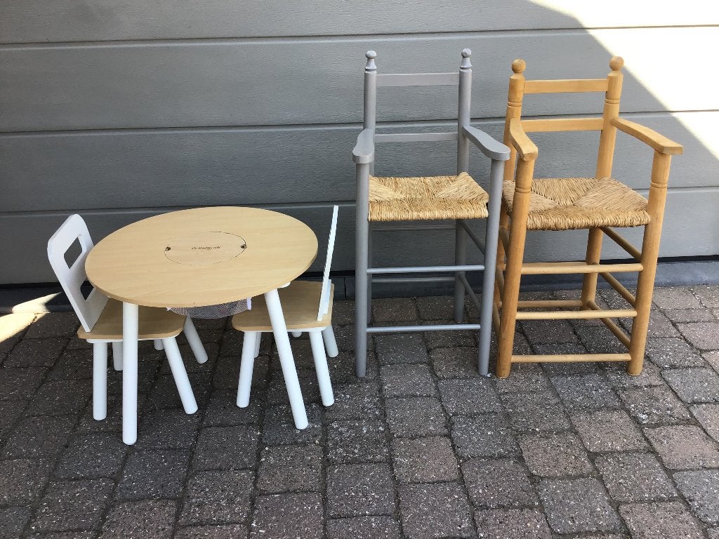 2 houten kinderstoelen en rond tafeltje met 2 stoelen, Kinderen en Baby's, Ophalen, Gebruikt, Tafel(s) en Stoel(en)