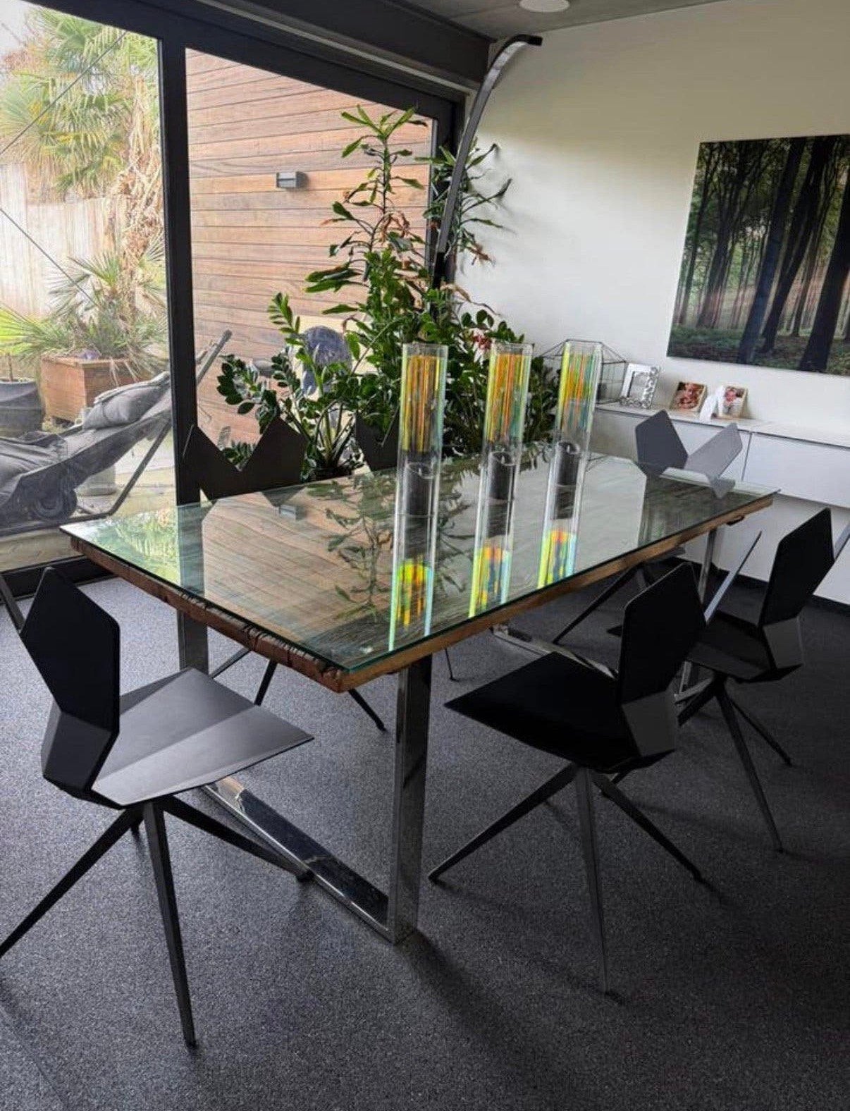Design tafel met ruw houten blad en dik glas, Ophalen, Zo goed als nieuw, Glas