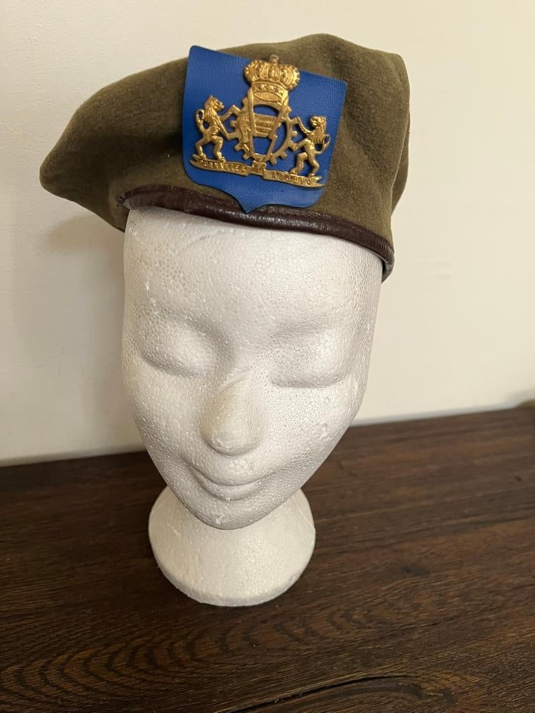 logistique de bérets militaires belges vintage, Enlèvement ou Envoi, Armée de terre, Vêtements ou Chaussures