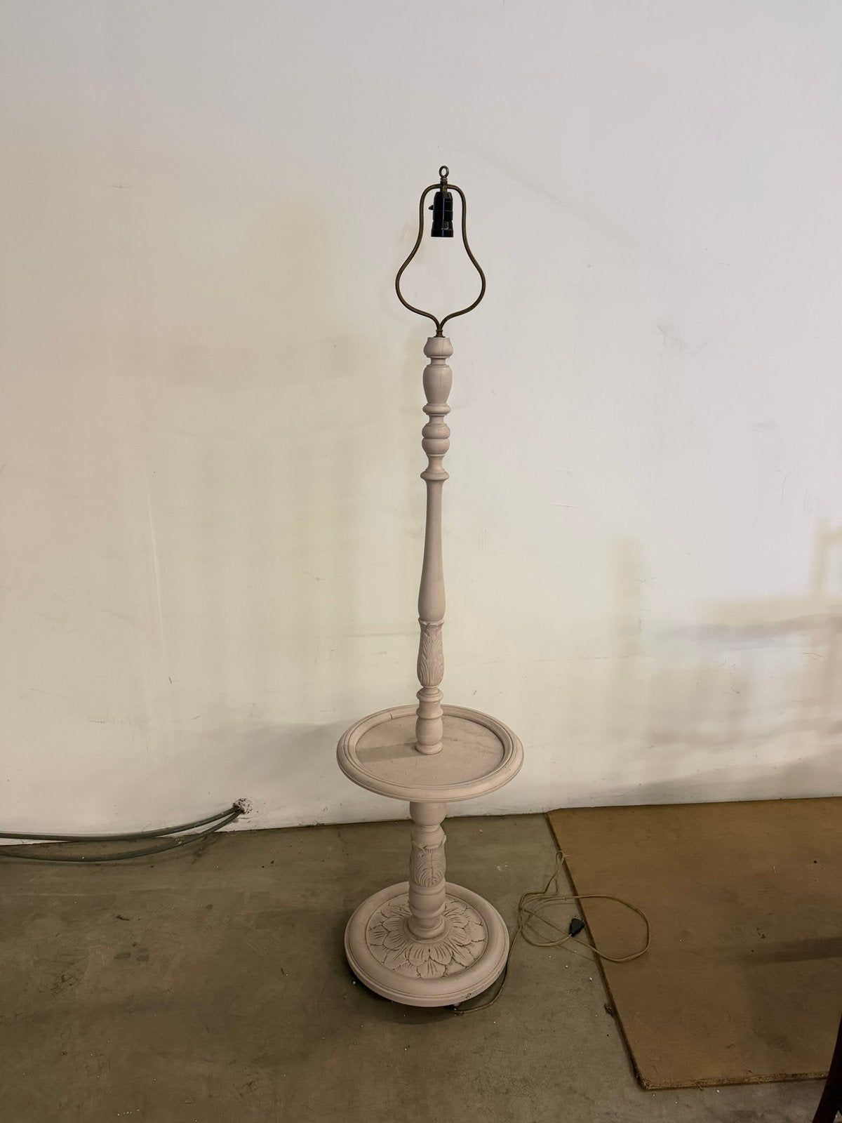 Vintage staande lamp met tafeltje – sierlijk houten model, Ophalen, Gebruikt