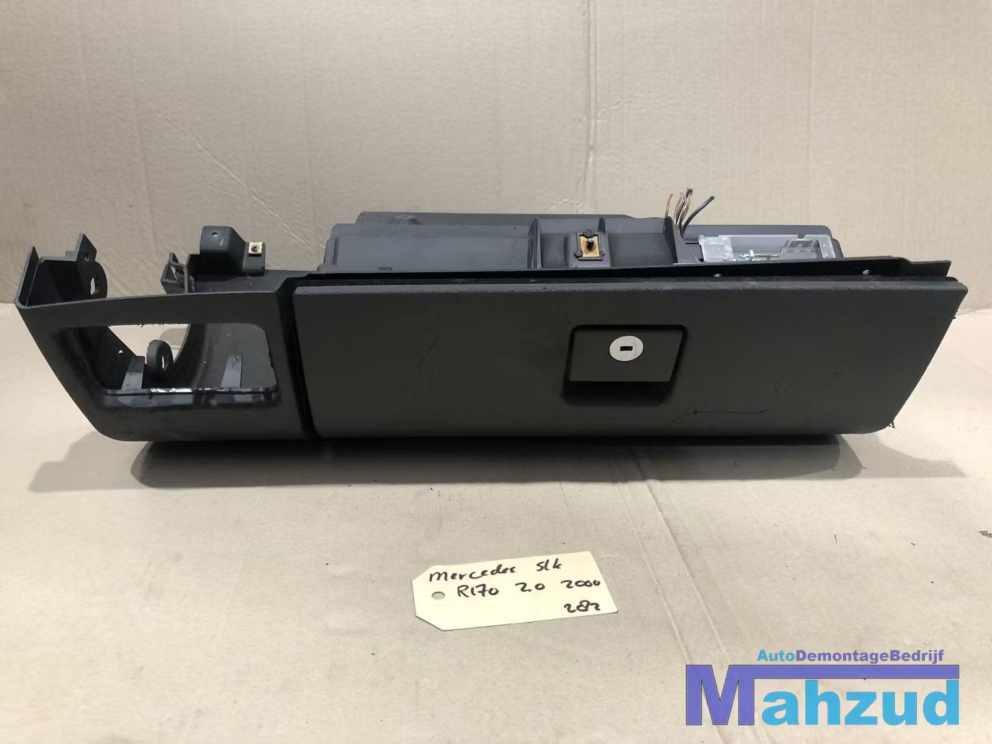 Mercedes SLK R170 Engels handschoenenkast A1706802587, Gebruikt, Mercedes-Benz AG, Mercedes-Benz, Mercedesstrasse 120
70372  Stuttgart, DE