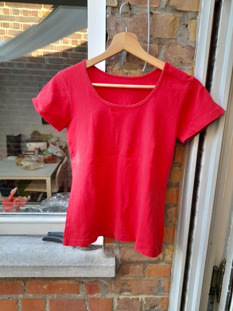 Rode dames T-shirt (merkloos) Medium, Kleding | Dames, T-shirts, Maat 38/40 (M), Ophalen of Verzenden, Merkloos, Korte mouw