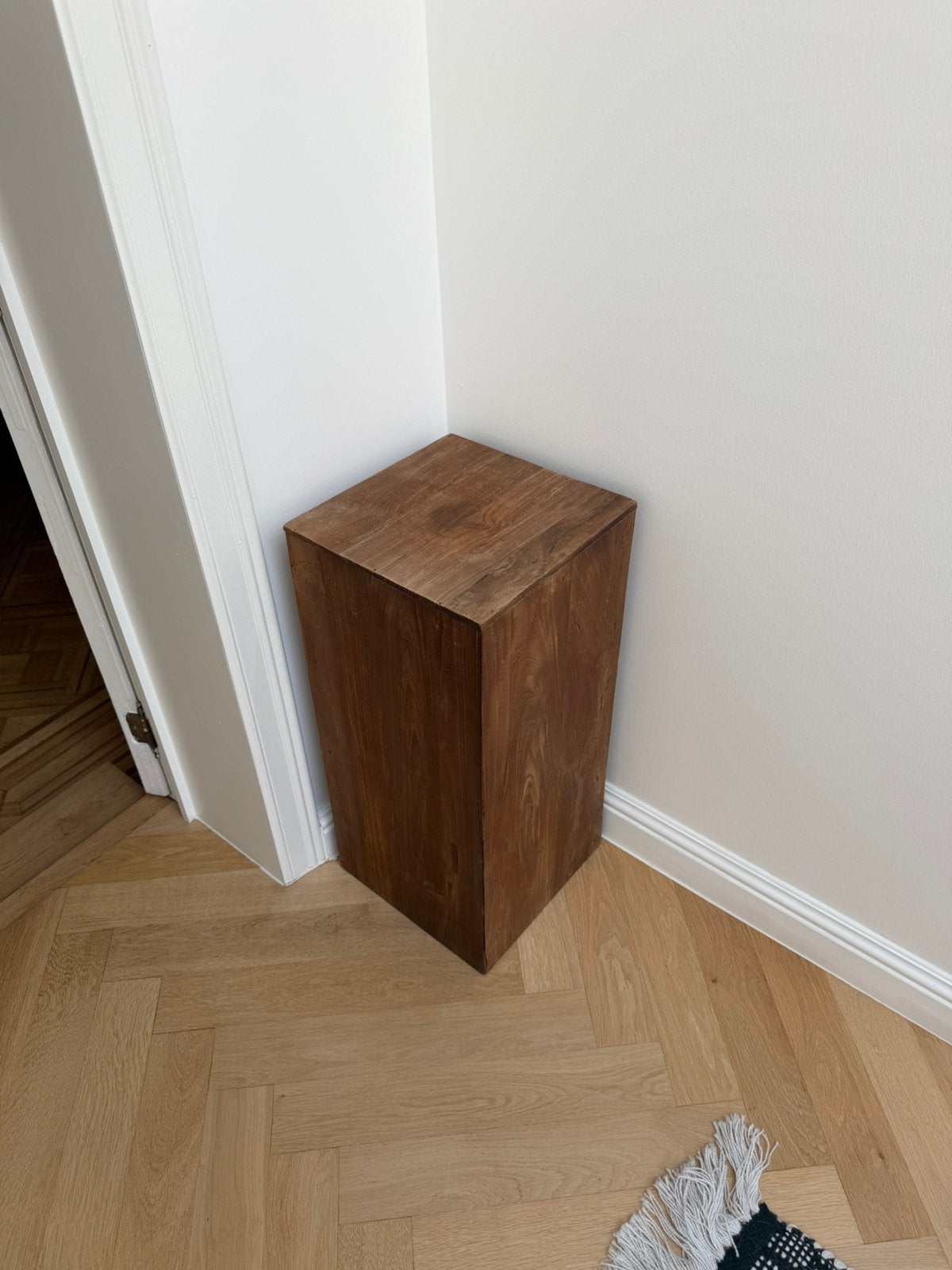 Te koop aangeboden: zuil voor een plant of sculptuur, Huis en Inrichting, Woonaccessoires | Zuilen en Pilaren, Ophalen, Zo goed als nieuw