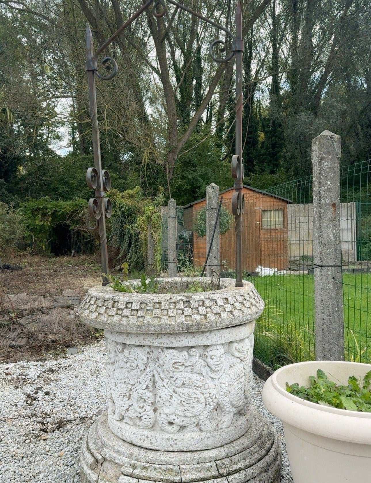 Antieke sierwaterput in natuursteen met smeedijzeren boog, Tuin en Terras, Ophalen, Zo goed als nieuw
