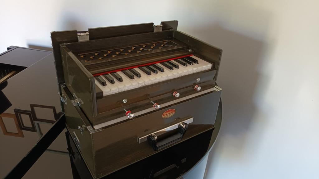 Draagbaar Indiaas harmonium  (Tirupati, koffermodel), Musique & Instruments, Enlèvement, Comme neuf, Autres, Avec valise ou sac