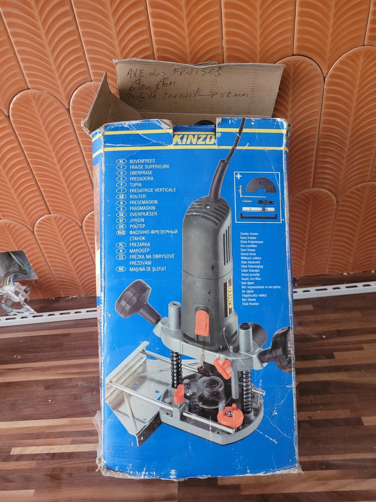 Défonceuse/fraiseuse Kinzo 25C44 650W, Bricolage & Construction, Enlèvement ou Envoi