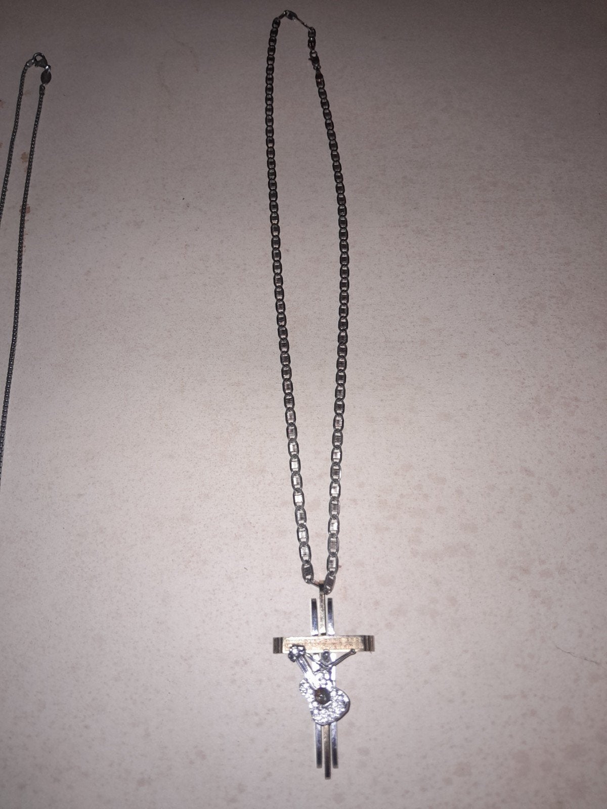 chaine croix de johnny, Enlèvement