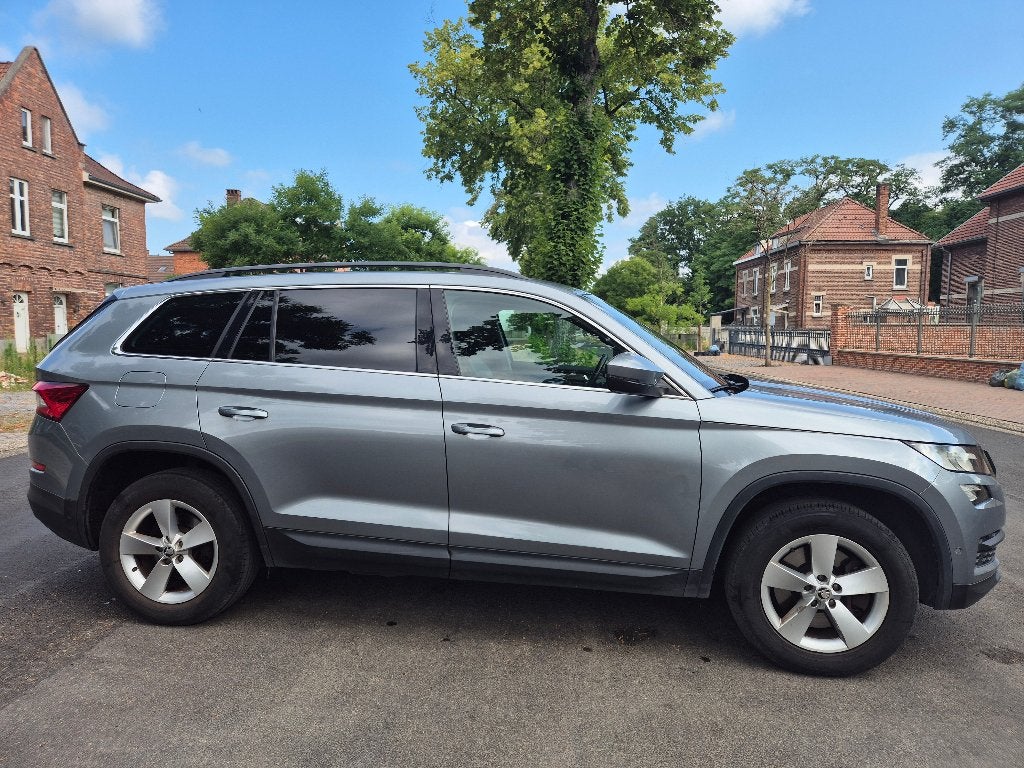 SKODA KODIAQ AUTOMAAT-7 ZETELS-PANO-180PK-ADAP.CRUISE-4X4, Autos, Euro 6, 7 places, Carnet d'entretien, Phares directionnels