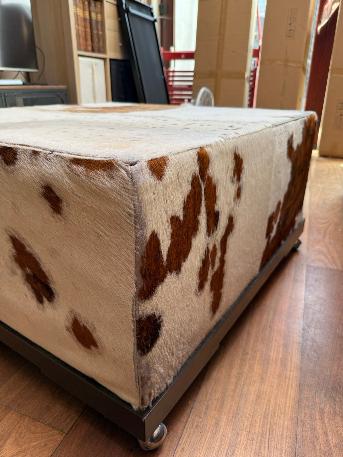 Table basse en peau de vache – Galeries Lafayette, 50 – 75, Vintage, 50 à 100 cm, Carré
