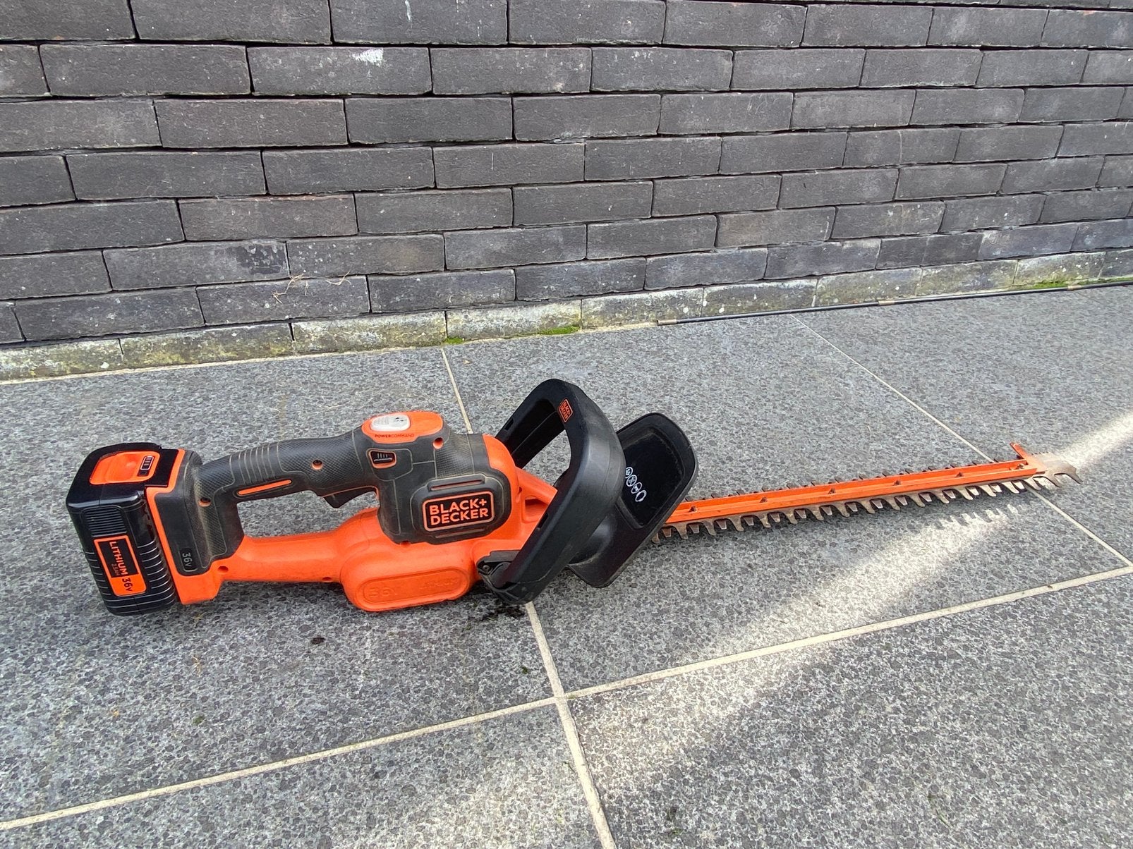 Black en decker accu heggenschaar, 36V, incl lader en accu, Tuin en Terras, Ophalen, Zo goed als nieuw, Accu