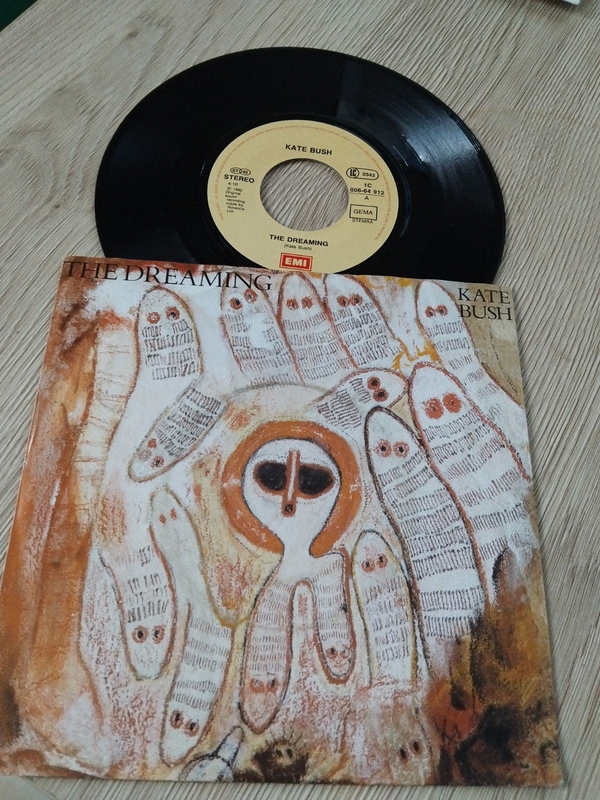 Kate Bush, Enlèvement ou Envoi