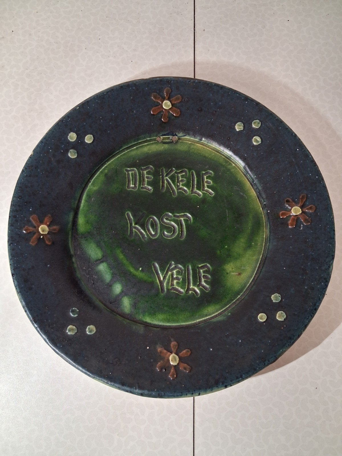 Vlaams aardewerk bord " de kele kost vele", Antiek en Kunst, Ophalen of Verzenden