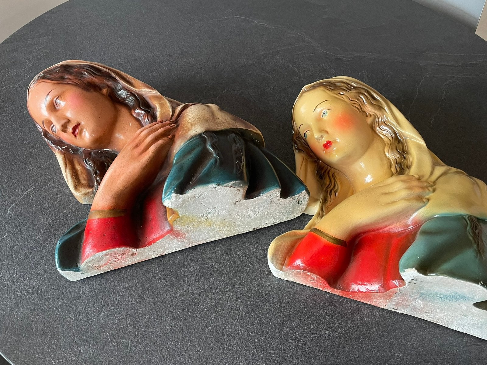 Twee mooie Beelden in Gips  H ::33cm, Antiek en Kunst, Ophalen