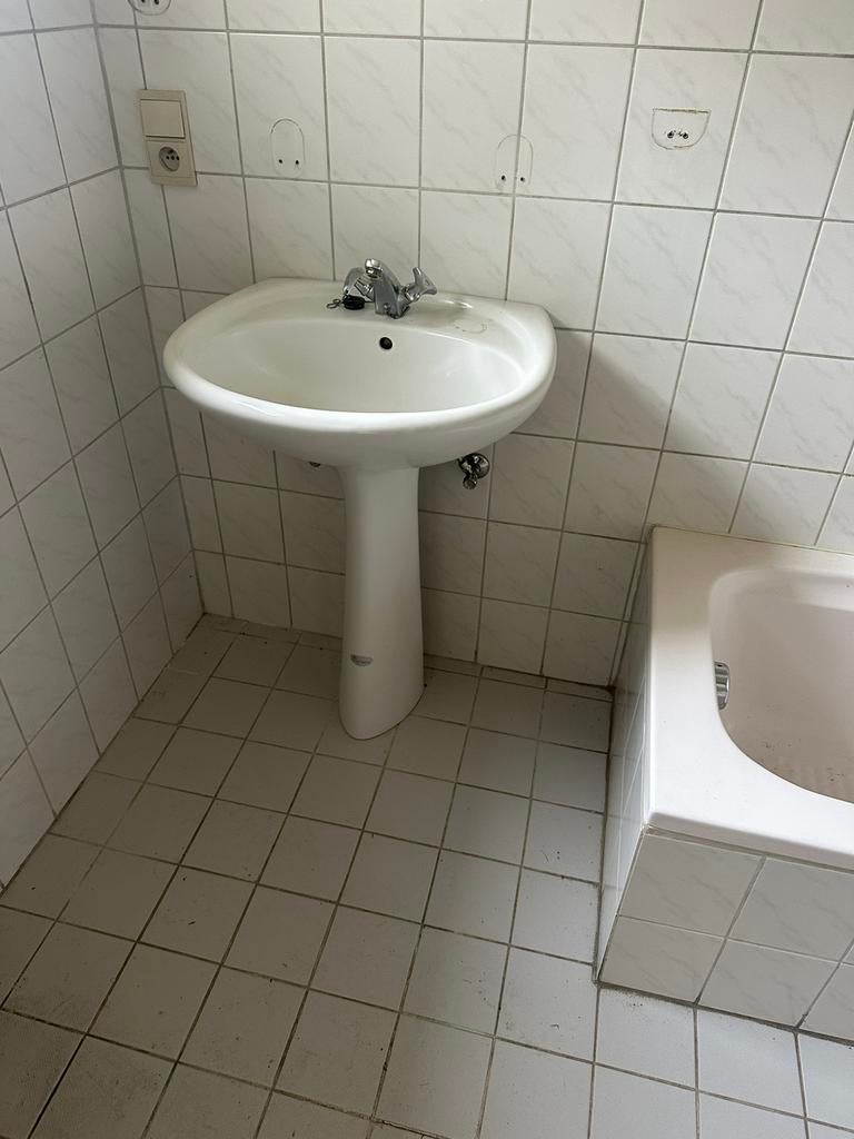 Lavabo en bad met kranen, Ophalen, Zo goed als nieuw