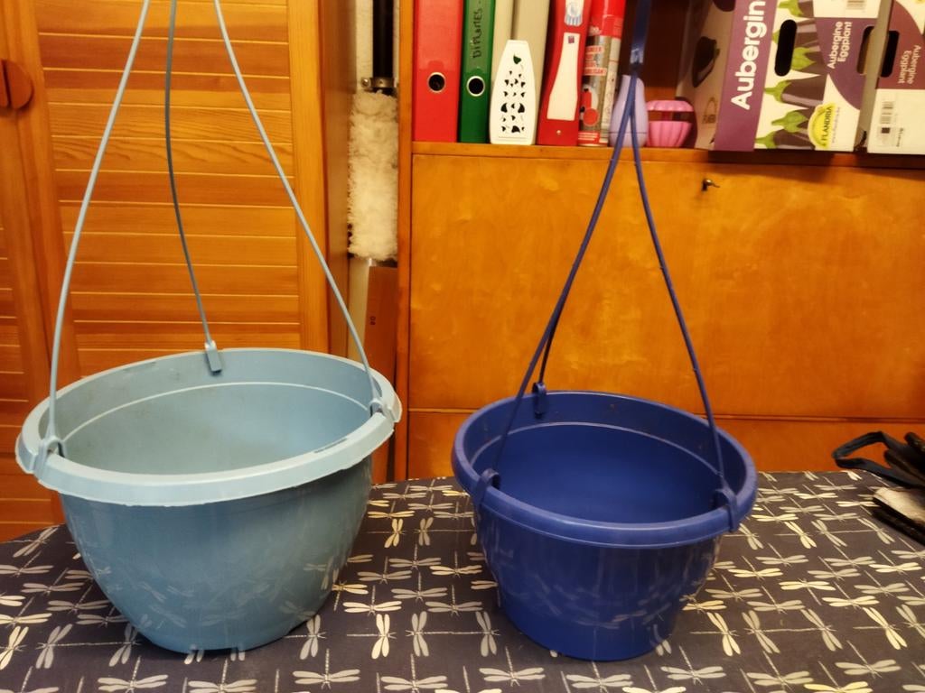 2 plastic hangers, Tuin en Terras, Ophalen, Kunststof, Rond, Zo goed als nieuw