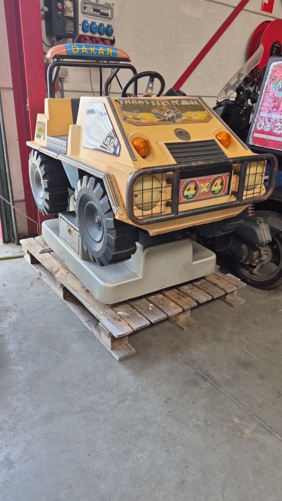 Kinderattractie auto, werkt op munten. Vintage, Antiek en Kunst, Antiek | Speelgoed, Ophalen of Verzenden
