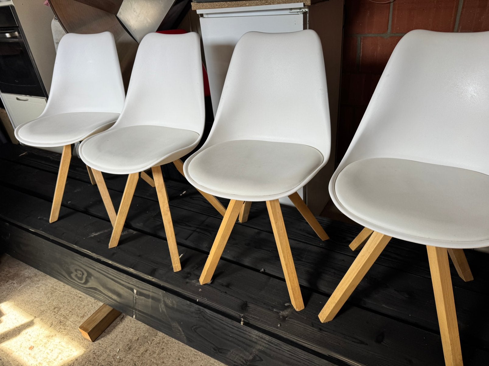 4 witte stoelen met houten poten, Huis en Inrichting, Barkrukken, Ophalen of Verzenden, Zo goed als nieuw
