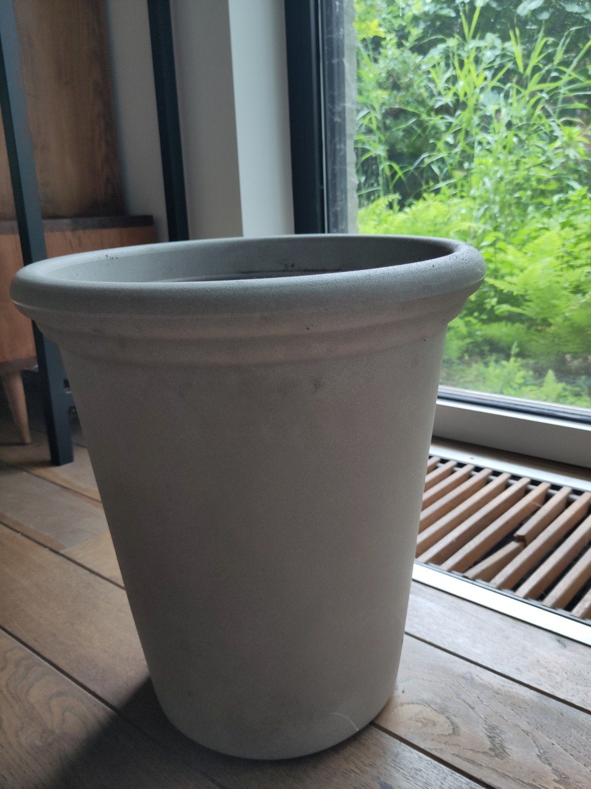 Lichtgrijze bloempot, Ophalen, Kunststof, Gebruikt, Minder dan 60 cm