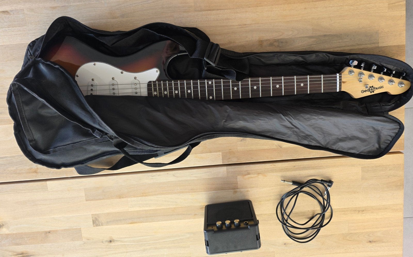 Gitaar van Gear4music met draagzak en klein versterkertje., Musique & Instruments, Instruments à corde | Autre, Enlèvement