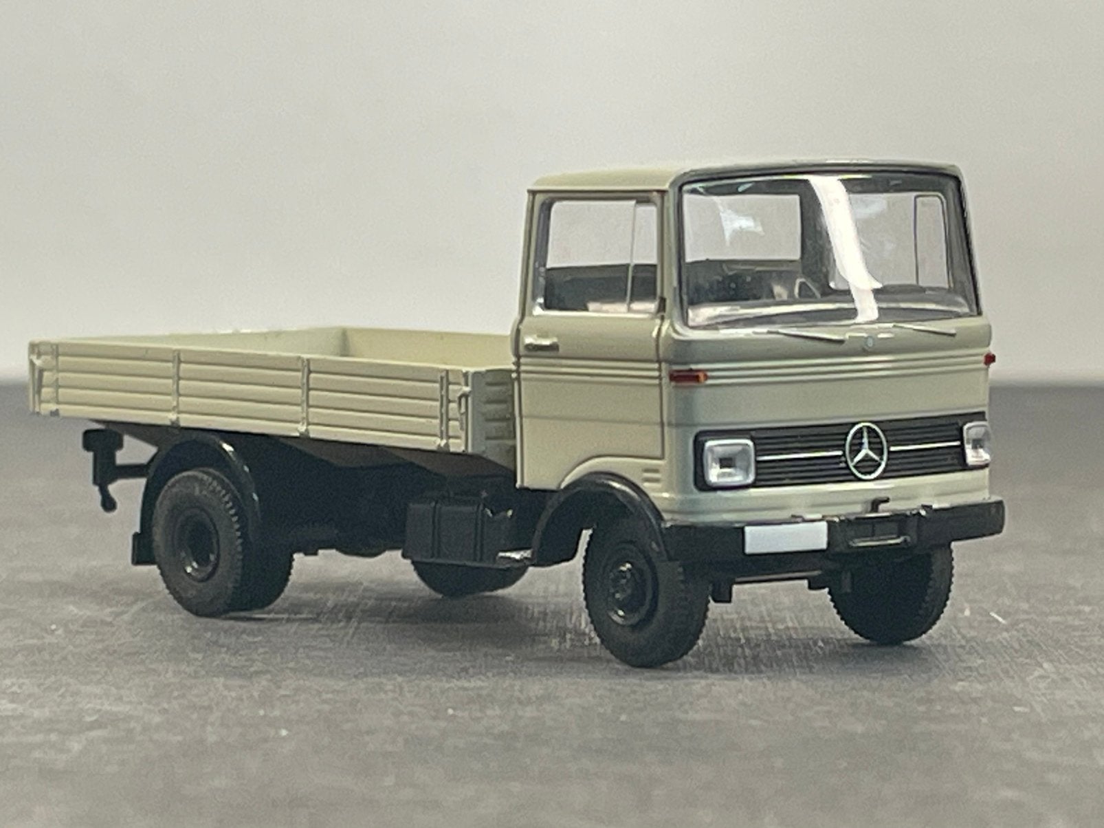 Brekina MB LP608 grijs 1:87, Ophalen of Verzenden, Zo goed als nieuw, Bus of Vrachtwagen, Brekina