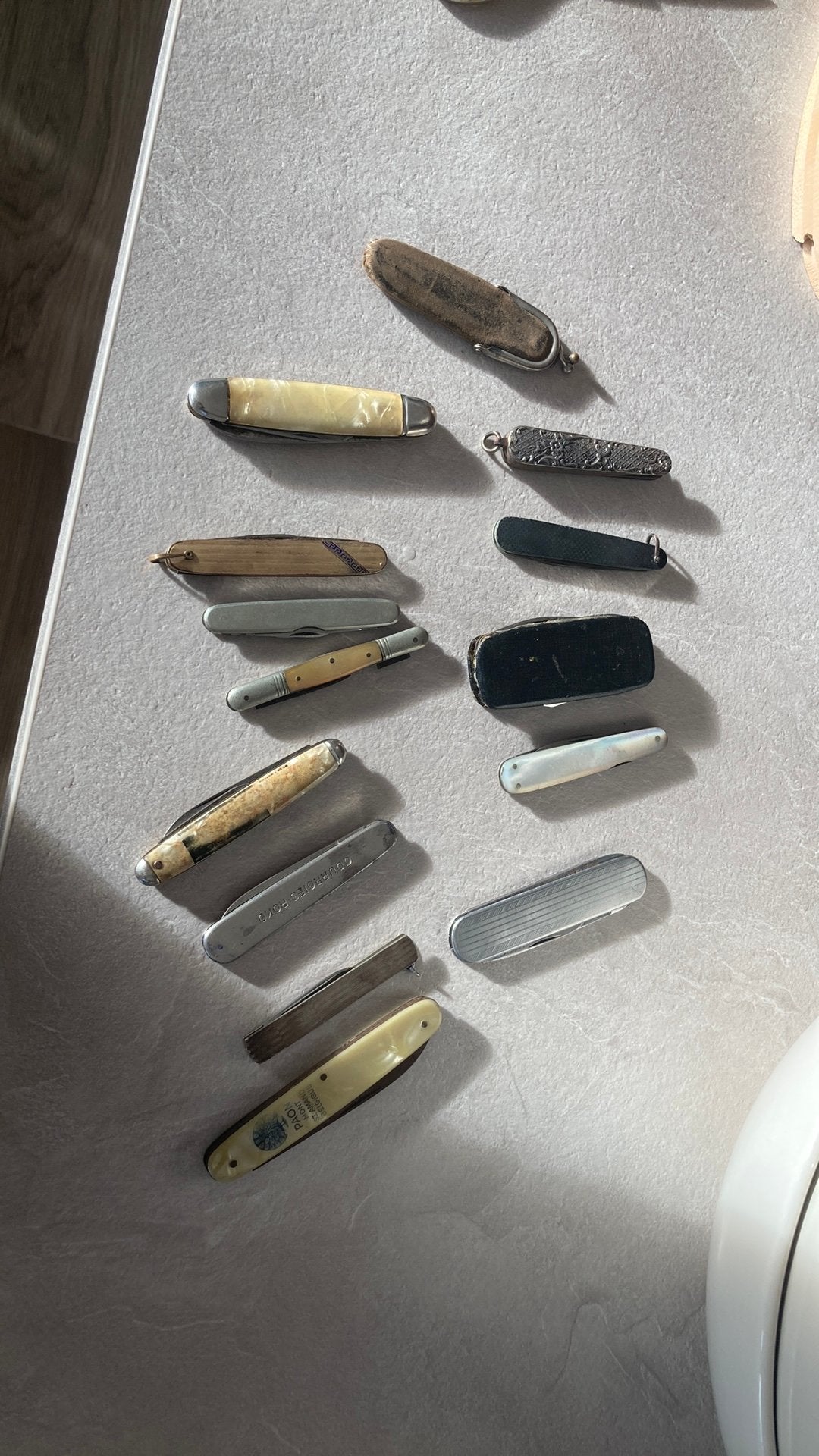 Anciens objets de vitrine, Enlèvement ou Envoi