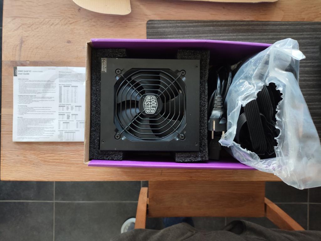 Coolermaster MWE 750 W doré V2, Informatique & Logiciels, Enlèvement, Comme neuf